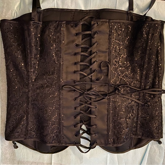 Beautiful Sequin Corset with triangle bottoms - Picture 5 of 11